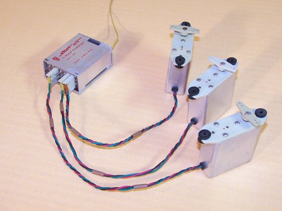 Empfänger_&_Servos_neuere_Generation.jpg